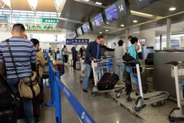 Hava Yolları onay Counter Shanghai Pudong Uluslararası Havaalanı'nda Türkiye