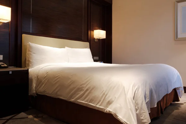 Στάνταρ υπέρδιπλο κρεβάτι δωμάτιο ξενοδοχείου — Φωτογραφία Αρχείου