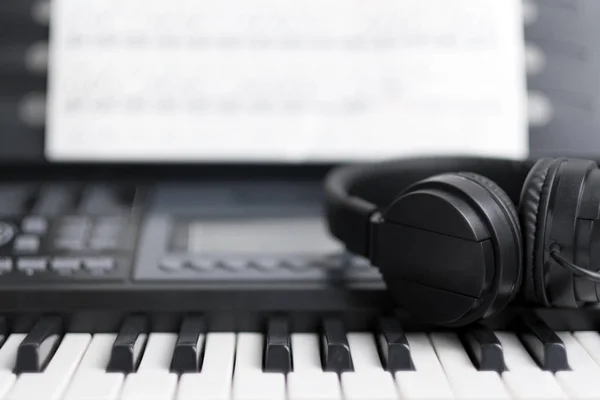 Electronics musical keyboard with headphones — Stock Photo, Image