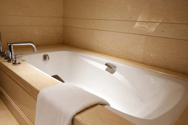 Salle de bain moderne de luxe avec baignoire — Photo