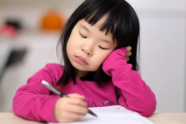 Conceito de educação infantil com menina aprende a escrever — Fotografia de Stock