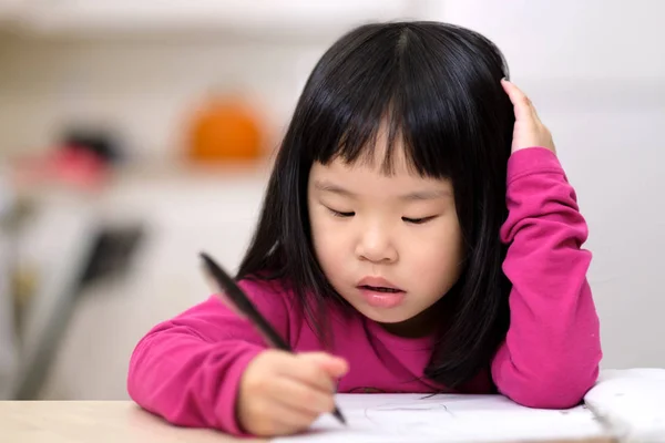 Joven niña asiática aprendiendo a escribir —  Fotos de Stock
