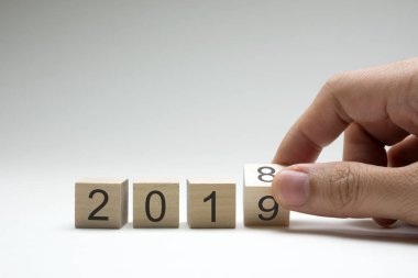 El ahşap küp Saygısız 2018 2019 için dönüşür.