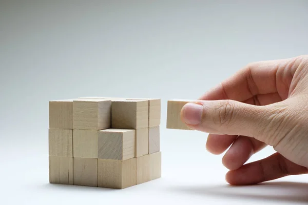 Ultimo pezzo mancante cubo di legno per completare — Foto Stock