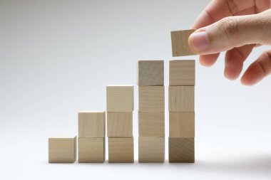İş kavramı büyüme başarı süreci ahşap kullanarak istifleme cubes.