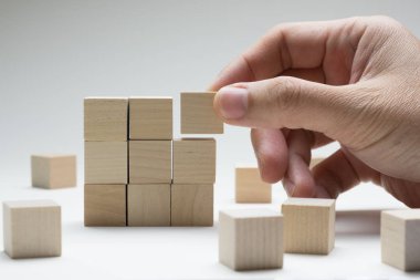 Tam bir 3 x 3 bina inşa etmek için ahşap cubes kurmak durumunda istifleme el