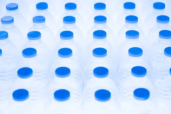 Pohled na řádcích plastová láhev na minerální vodu — Stock fotografie