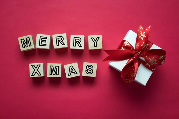 Feliz Navidad letras con regalo de felicitación de vacaciones —  Fotos de Stock