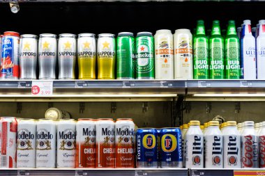Bira ya da alkol içecek raf ekranda geniş yelpazesi