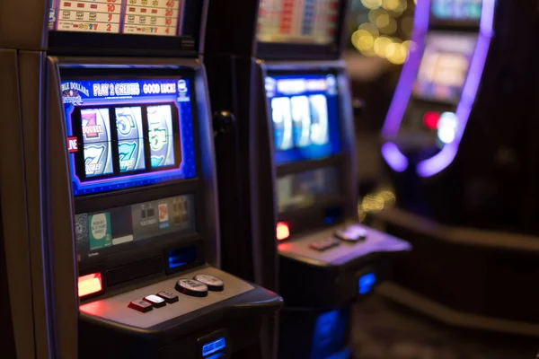 Gaming slotmachines in casino — Stockfoto