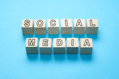 Sosyal medya metin ahşap küpleri