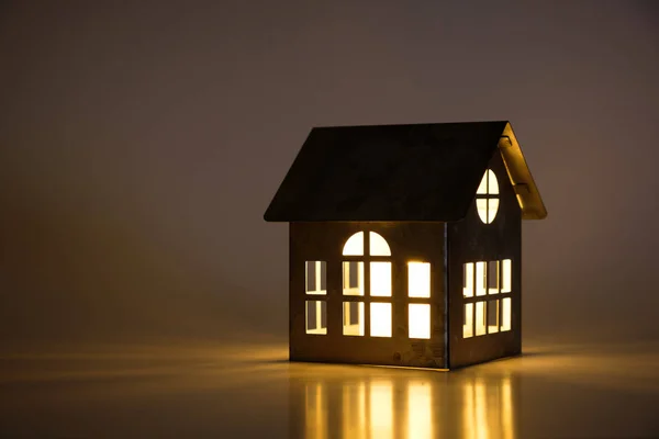 Modelo casa de metal com luz — Fotografia de Stock