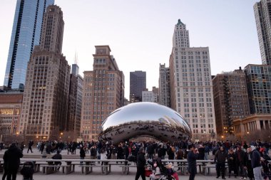 Bulut kapısı ve Chicago manzarası Millenium Park, Chicago, Illinois, ABD