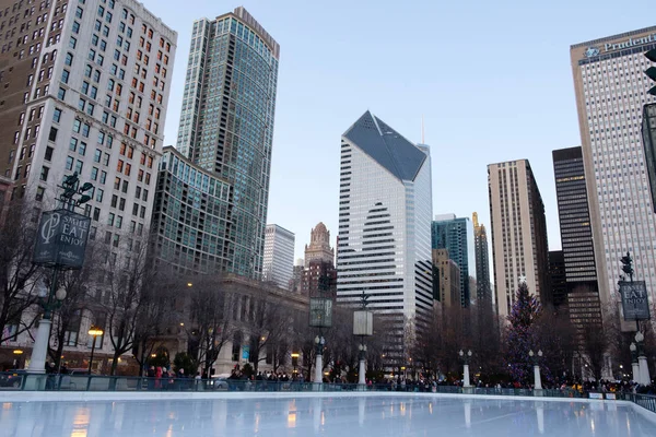 Небо над центром Чикаго в Millennium Park, Чикаго, Иллинойс, США — стоковое фото