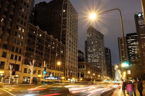 Night scenery of Chicago downtown skyline in Millennium Park, Chicago, Illinois USA — Stock Photo, Image