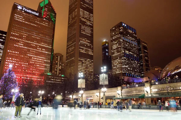 Ночная сцена в центре Чикаго в Millennium Park, Чикаго, штат Иллинойс, США — стоковое фото