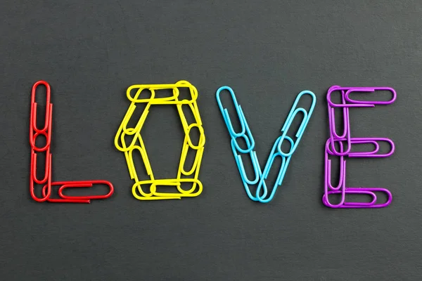 Word love made from paper clips — Stock Photo, Image