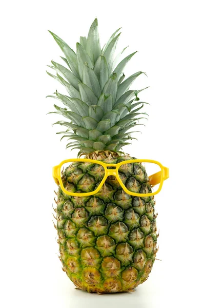 菠萝戴一副黄色的眼镜 — 图库照片