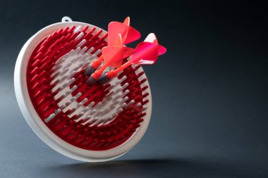 Üç ok ok merkezi isabet ile dart tahtası