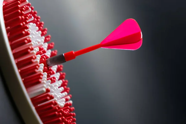 Dartboard with dart arrow hitting the center — Stock Photo, Image