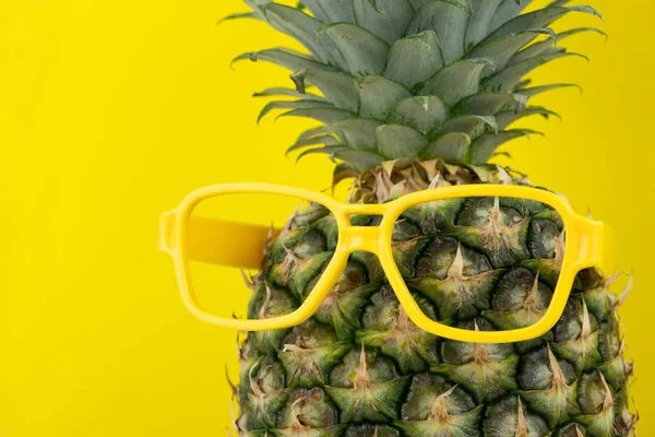 Piña con un par de gafas amarillas — Foto de Stock