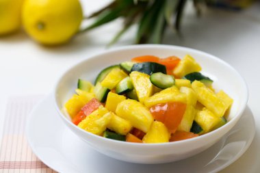 Meyve Ananas, salatalık ve domates salatası