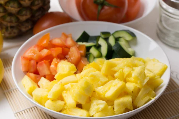 Ensalada de frutas con piña, pepino y tomate — Foto de Stock