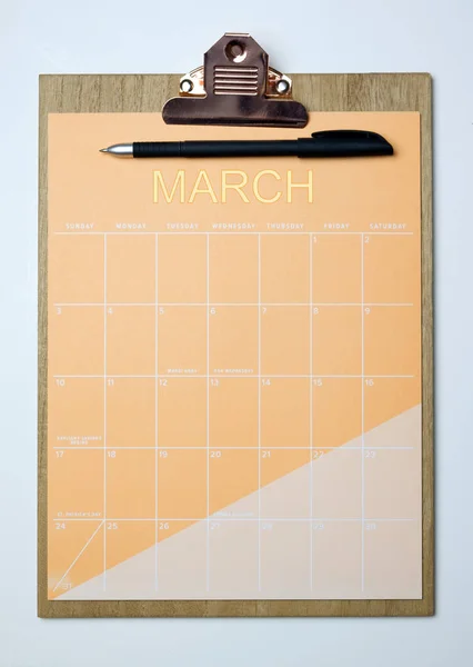 Calendario del mes de marzo en portapapeles — Foto de Stock