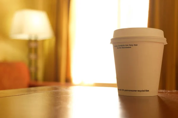 Xícara de café para ir no início da manhã no quarto de hotel — Fotografia de Stock