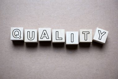 Kalite word ahşap blok üzerinde yazılı