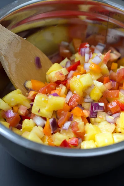 Salade de fruits avec ananas, oignon et tomate — Photo