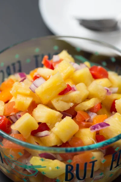Salade de fruits avec ananas, oignon et tomate — Photo