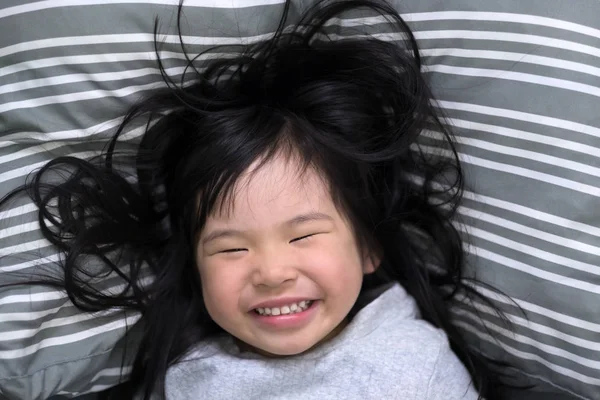 Menina acorda de manhã sorrindo — Fotografia de Stock