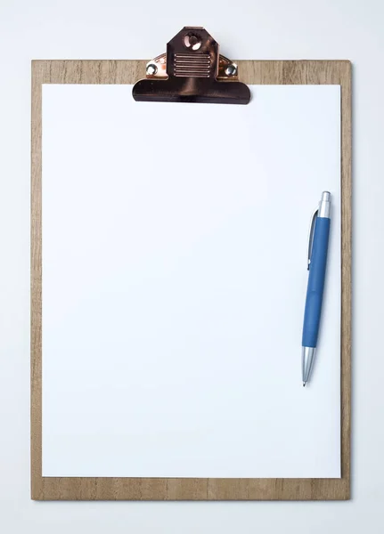 Clipboard de madeira com folha branca em — Fotografia de Stock