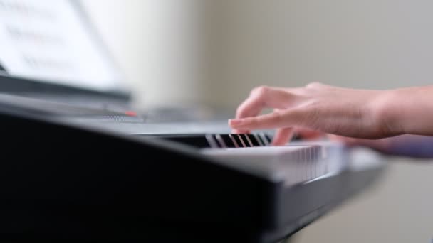 Niña tocando el teclado de piano — Vídeo de stock