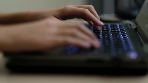 Adolescente chica manos en el teclado portátil escribiendo — Vídeos de Stock