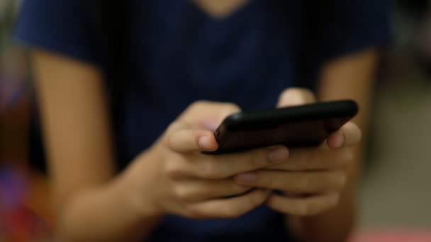 Adolescente enviando mensaje usando teléfono inteligente — Vídeo de stock