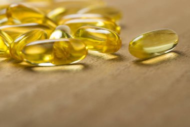 Omega 3 balık yağı kapsülleri yığını