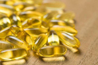 Omega 3 balık yağı kapsülleri yığını