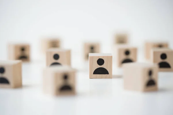 Grupo de bloco de cubo de madeira com pessoas ícone — Fotografia de Stock