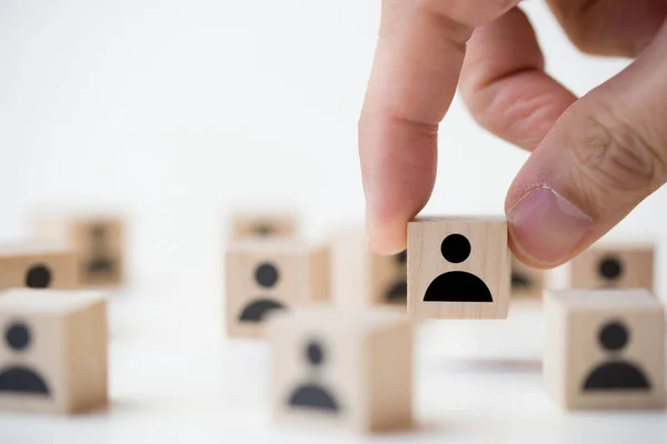 Job recruitment opvatting using pictogram mensen houten kubus blok — Stockfoto