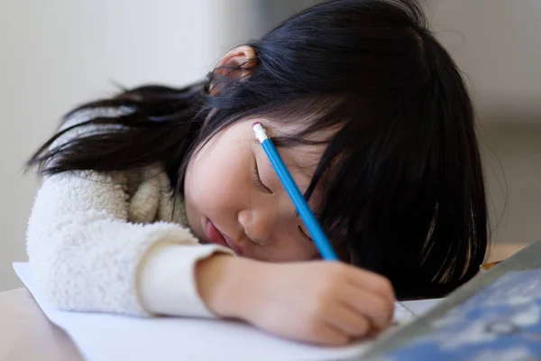 Asiática joven niño caer dormido durante estudio —  Fotos de Stock