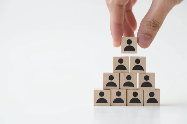 Empresario apilando bloques de equipo de madera — Foto de Stock