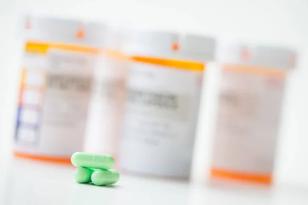 Groene capsules voor Oranje apotheek flessen — Stockfoto