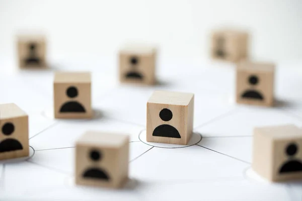 Sociale media netwerk concept met pictogram mensen houten kubus blok — Stockfoto