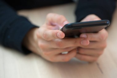 Kadın el akıllı telefon kullanarak ileti gönderme