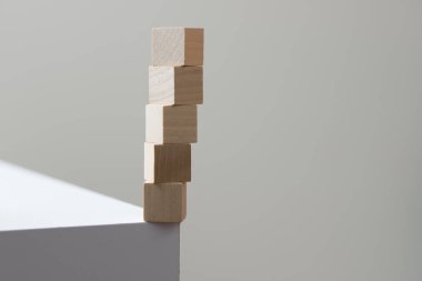 Denge risk kavramı için masanın kenarındaki ahşap küpleri