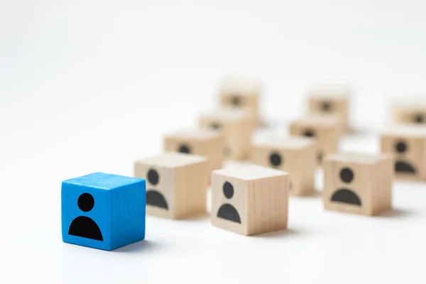 Vezetői koncepció segítségével kék ember ikon kocka között más kockák — Stock Fotó