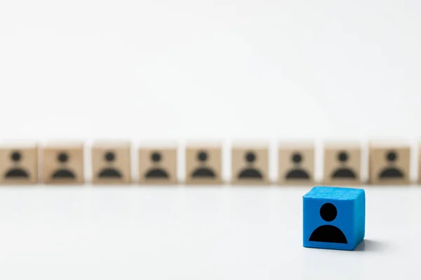 Conceito de liderança usando cubo de ícone de pessoas azuis entre outros cubos — Fotografia de Stock