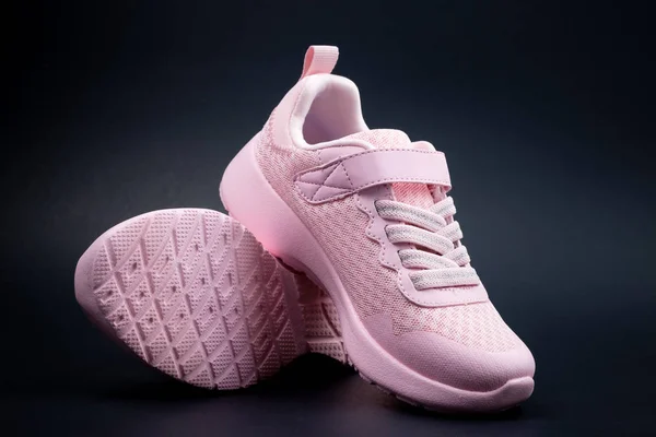 Zapatillas de running rosas sin marca sobre fondo negro —  Fotos de Stock